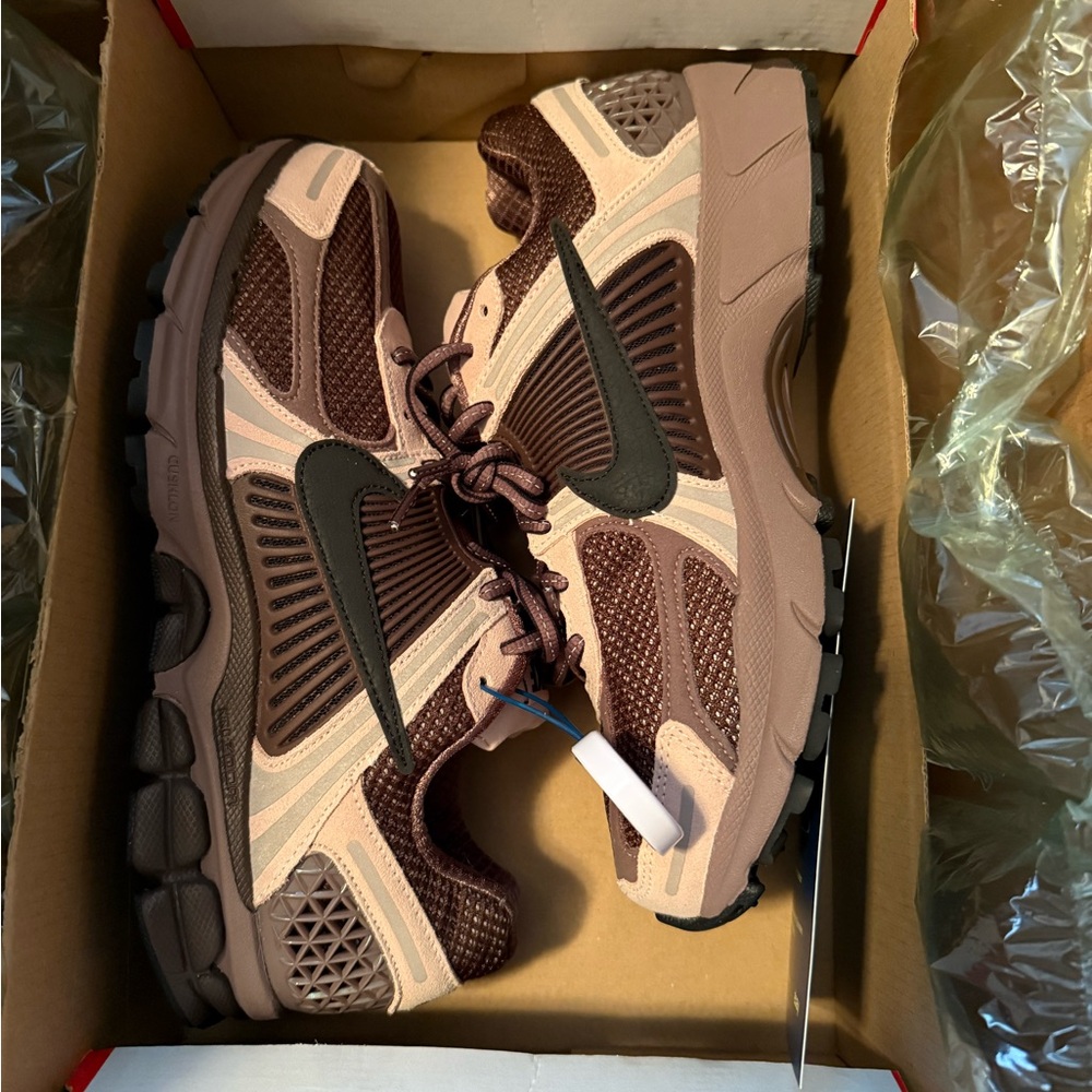 Htf new Nike Vomero 5 plum eclipse sneakers women’s size 9.5